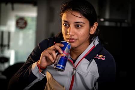 印度板球國家隊擊球手Smriti Mandhana在訓練中也會喝RedBull補充能量。