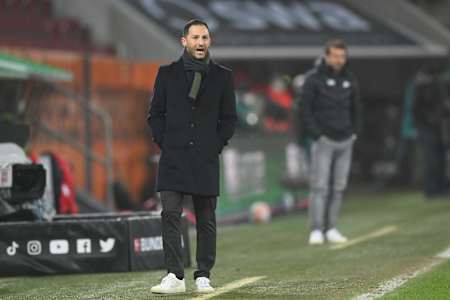Domenico Tedesco im Spiel gegen Mönchengladbach (4:1) an der Seitenlinie.