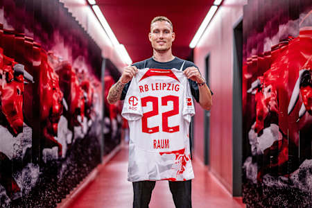 RB Leipzig Verteidiger David Raum posiert mit seinem Trikot. 