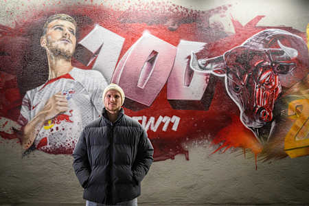 Timo Werner steht vor seinem 100 Tore-Graffiti im Tunnel zum Glockenturm.