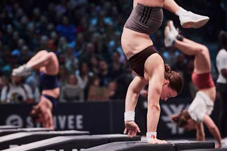 Laura Horváth marche sur les mains lors de la finale du World Fitness Project à Copenhague, au Danemark, le 21 décembre 2025.