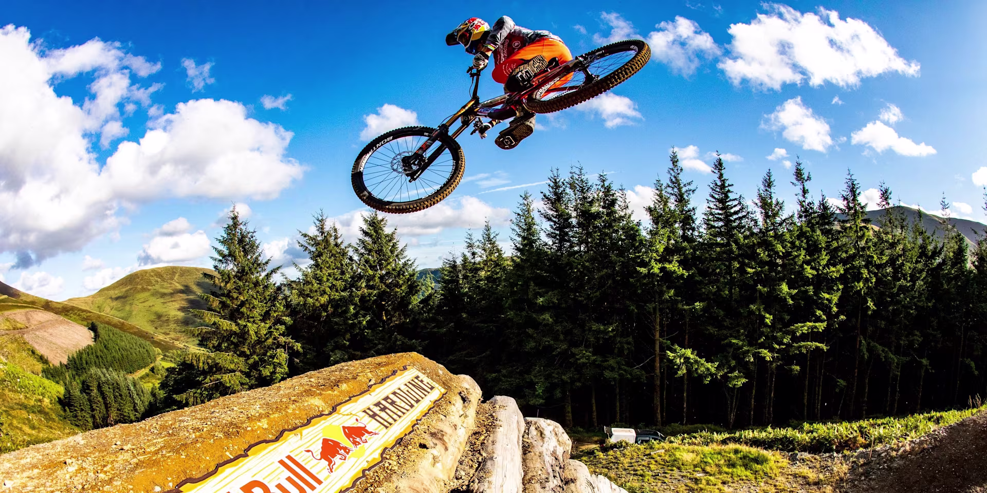 Dan Atherton volando con su mountain bike