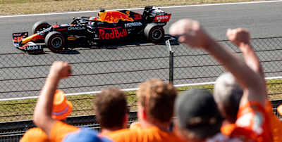 Max Verstappen passeando em casa