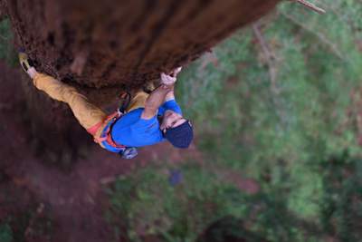 Sharma est l'un des meilleurs grimpeurs du monde. Il escalade ici un séquoia géant à Eureka City.