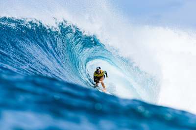 Caity Simmers rides the tube at the 2025 Lexus Pipe Pro
