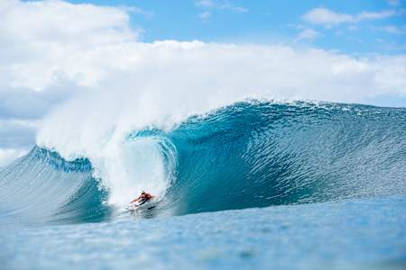Molly Picklum rides a perfect 10 at Pipeline during the 2024 Lexus Pipe Pro.