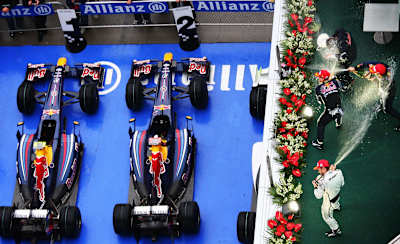 Çin Grand Prix'sinin ardından, yarışı kazanan Sebastian Vettel, ikinci sırayı alan Mark Webber ve üçüncü sırayı alan Jenson Button ile kutlama yapıyor.