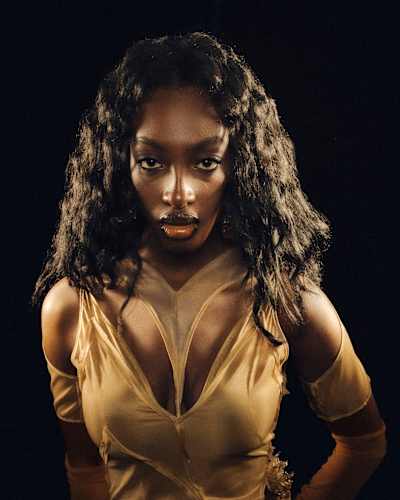 En juillet 2025, Ebony participera à Yardland, sa toute première scène solo ever.