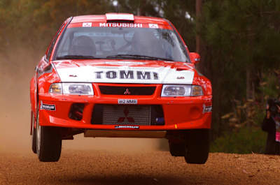 Sébastien Ogiers Rallye-Held Tommi Mäkinen fährt bei der Rallye Australien 2000 in seinem Mistsubishi Lancer Evo.