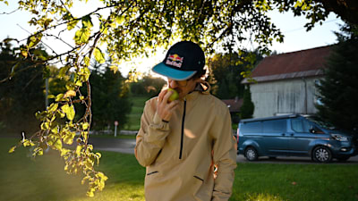 L'ultramarathonien Florian Neuschwander mange une pomme pendant son projet "Passer de la course à la course".