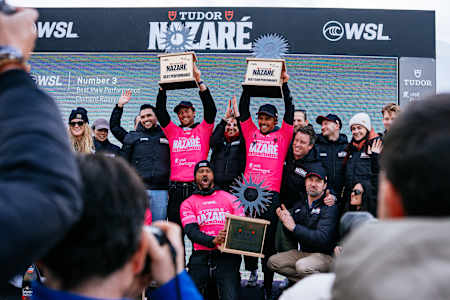 Clement Roseryo y Nic von Rupp en el podio del Nazare Big Wave Challenge.