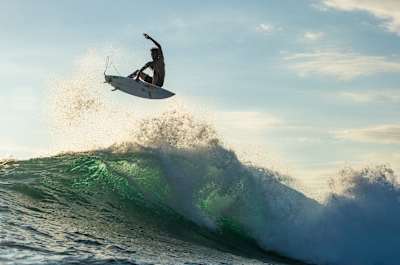 스노보드 하프파이프 기술과 비슷한 서핑 에어 기술