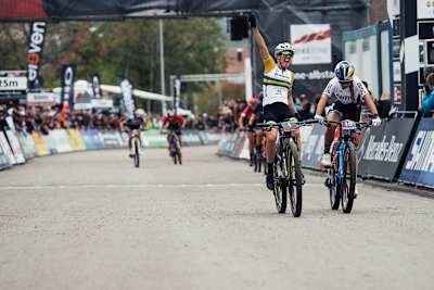 Rebecca McConnell and Pauline Ferrand-Prévot in a sprint finish at the UCI MTB World Cup in Albstadt on the 6th of May 2022.