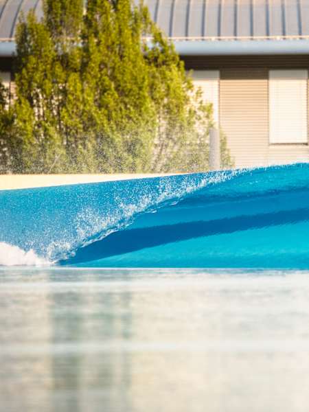Eine makellose Welle bricht im Wellenpool O2 Surftown MUC in Halbergmoos.