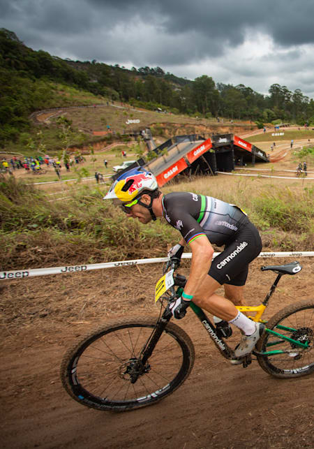 'Dia das bruxas', Avancini luta para recuperar a liderança após pneu furado