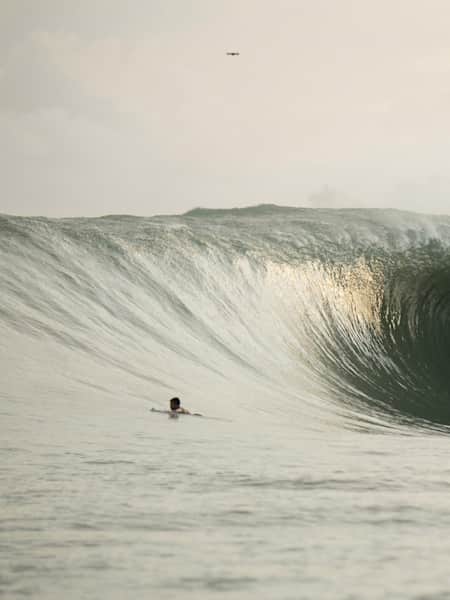 Session de surf sur le spot de Nias sur l'île de Sumatra en Indonésie et ses grosses vagues XXL.