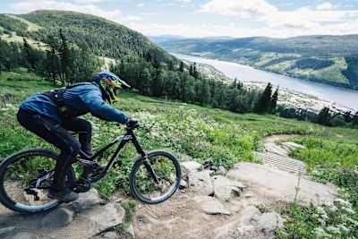 Un ciclista percorre un sentiero roccioso all'Åre Bike Park in Svezia.