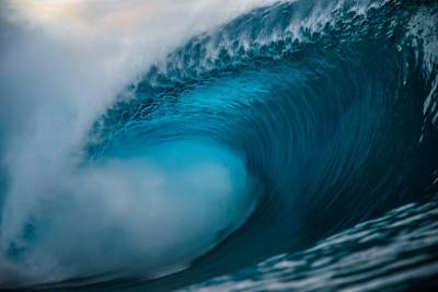 Der Surfer Lucas Chianca surft eine Welle in Teahupo'o auf Tahiti.