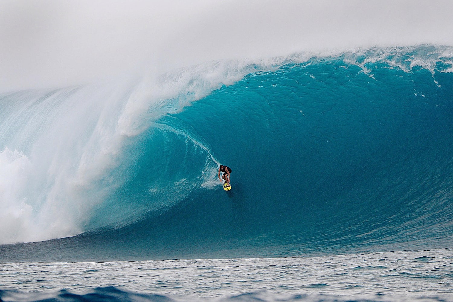 Cloudbreak Fiji mega swell: assista ao vídeo incrível
