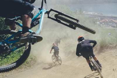 Riders dan una vuelta al Åre Bike Park en medio del polvo.