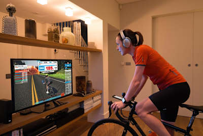 Sportlerin am Turbo-Trainer mit Zwift.
