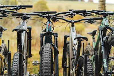 Carrello bici carico di eMTB.