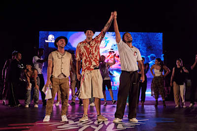 Funkestein alza el brazo de Sifer tras la batalla frente a Angelock en la la final del Red Bull Dance Your Style 2021 celebrada en Valencia el 7 de agosto de 2021.