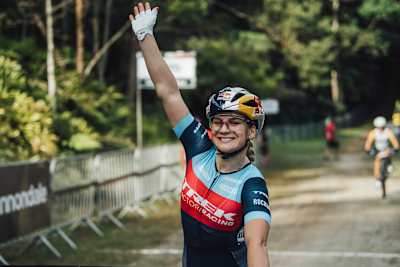 Evie Richards salue la foule lors de la Coupe du monde UCI de VTT cross-country 2022 à Petropolis, au Brésil.