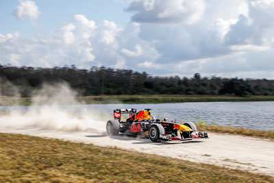 Sergio Pérez von Oracle Red Bull Racing in den Florida Everglades während der Dreharbeiten zu "Race To Miami", 2022. 