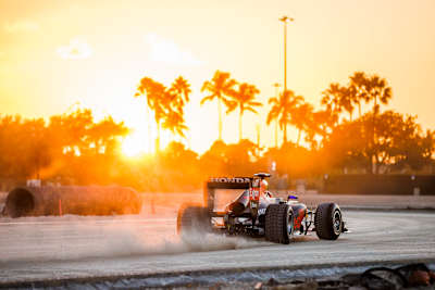 Sergio Pérez im RB7 während der Dreharbeiten zu "Race To Miami", 2022. 