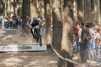 Le cycliste suisse Nino Schurter a réussi à remonter pour finalement terminer troisième de la Coupe du monde UCI de VTT cross-country 2022 à Nové Město en République Tchèque.