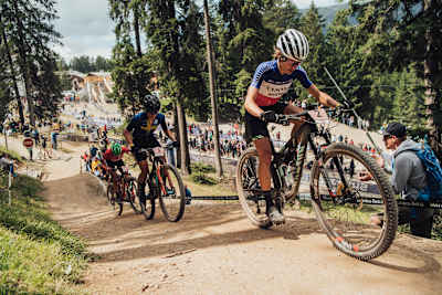 Loana Lecomte in testa alla corsa con Alessandra Keller e Jenny Rissveds a Lenzerheide 2022.