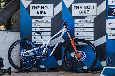 Le VTT descente Commencal Supreme avec lequel Amaury Pierron a remporté la Coupe du monde UCI 2022 à Lenzerheide.