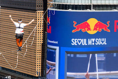 Slackliner Jaan Roose crossing above Gwanghwamun, Seoul