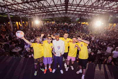 El team campeón de la Final Nacional de Red Bull Rey del Barrio posa junto a Nico Williams en Bilbao.