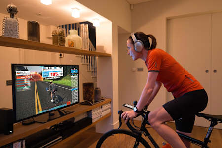 Sportlerin am Turbo-Trainer mit Zwift.