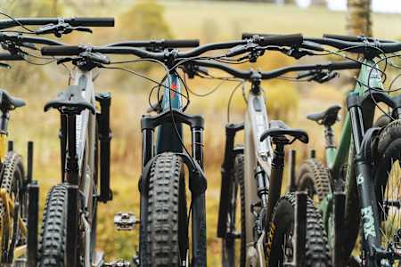 Carrello bici carico di eMTB.