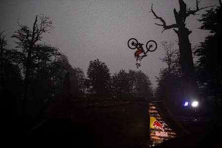 皆既日食の最中にバックフリップをメイク