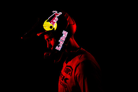 暗闇で輝くスペシャルヘルメット