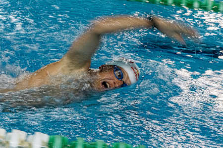 Kristian Blummenfelt nage en lors d'un entraînement, à Bergen, en Norvège.
