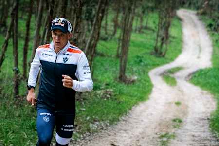Le champion du monde de triathlon Kristian Blummenfelt court lors d'une séance de jogging.