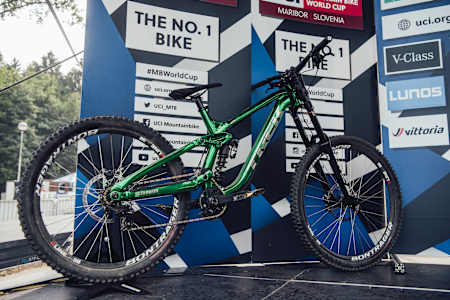 Loris Vergier riding chroma green Trek at Maribor 2021.