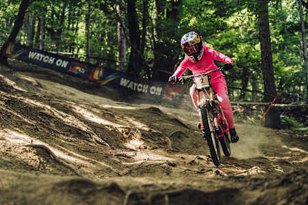 Tahnée Seagrave rides at Maribor 2021.