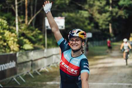 Evie Richards salue la foule lors de la Coupe du monde UCI de VTT cross-country 2022 à Petropolis, au Brésil.