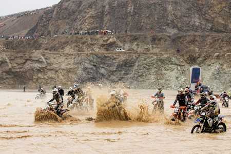La lluvia torrencial hizo que los pilotos comenzaran el Red Bull Erzbergrodeo 2013 en un lago.