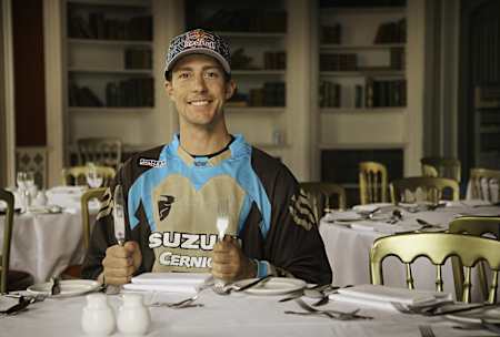 Travis Pastrana wartet an einem gedeckten Tisch auf seine Mahlzeit.