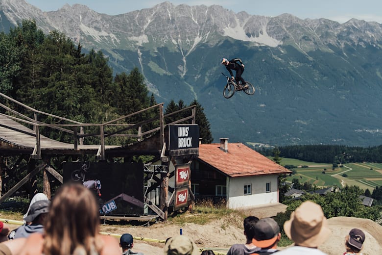 Ο Emil Johansson αγωνίζεται κατά τη διάρκεια του Crankworx Innsbruck Slopestyle Finals 2022.