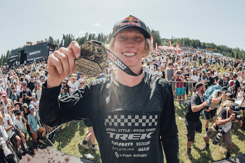 Ο Emil Johansson μετά τη νίκη του στο Crankworx Innsbruck Slopestyle 2022.