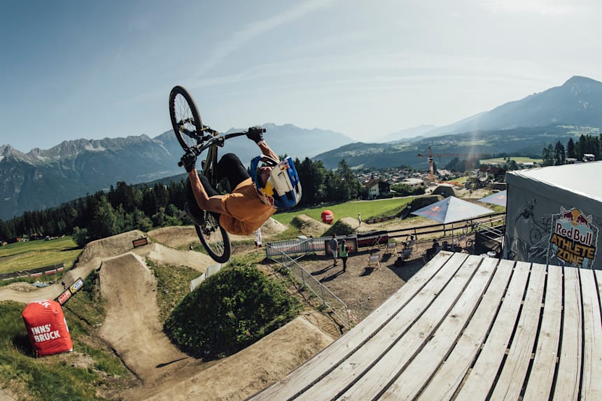 Ο Szymon Godziek στους τελικούς του Slopestyle στο Crankworx 2022.