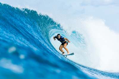 Tyler Wright monte sur le tube au Lexus Pipe Pro